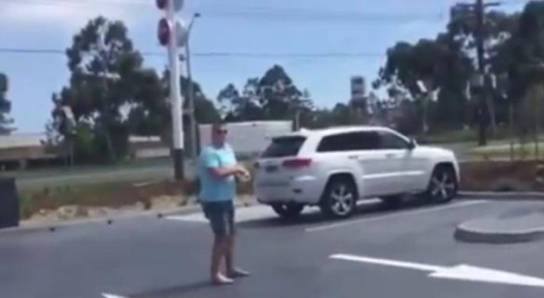 圖一：澳大利亞男子發(fā)飆的樣子被兩個兒子偷拍，并將視頻取名為“憤怒的老爹”上傳至網(wǎng)絡(luò)。