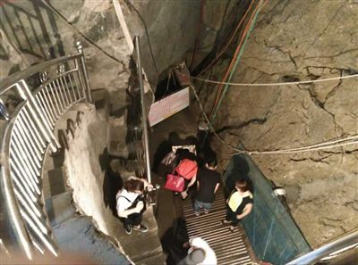 游客到魚泉參觀。