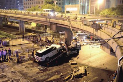 路虎車被扶正后，救援車將其拖離現(xiàn)場。