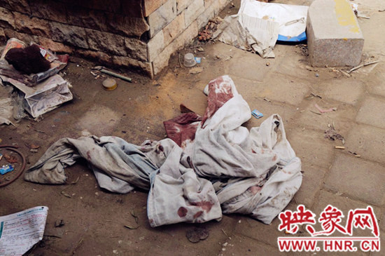 現(xiàn)場一張被單上沾滿血跡。