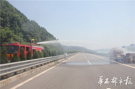 高速路上貨車自燃 近2萬(wàn)枚鮮雞蛋被烤熟 高速路上貨車自燃 近2萬(wàn)枚鮮雞蛋被烤熟