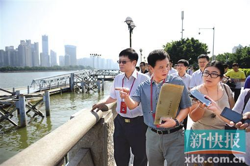 人大代表們在珠江邊現(xiàn)場調(diào)研。