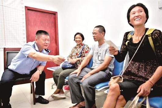 在民警的幫助下，流浪婦女右一與親人相聚