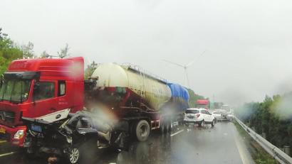 西攀高速公路追尾事故現(xiàn)場(chǎng)。