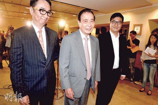 四叔李兆基（中）、長子李家杰（左）及次子李家誠