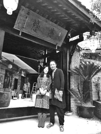 顧少強和丈夫在自己的客棧前合影,作為結(jié)婚照。照片由受訪者提供