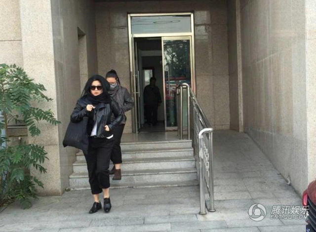 張鐵林“私生女”案開庭 承認(rèn)張月系親生女兒 張鐵林“私生女”案開庭 承認(rèn)張月系親生女兒