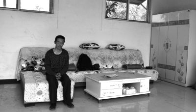 交完彩禮錢，牛志忠?guī)缀跎頍o分文，家里的沙發(fā)、茶幾、衣柜都是凌光輝買的。京華時報記者張恒攝