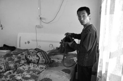 牛志忠翻看凌光輝留下的挎包。京華時報記者張恒攝