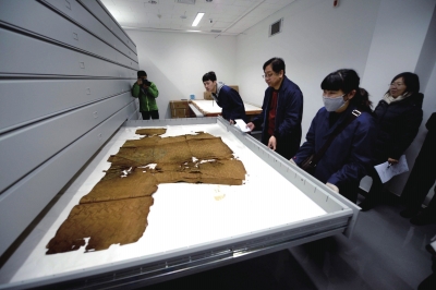 萬歷皇帝穿過的龍袍已經(jīng)碎裂失去色彩。