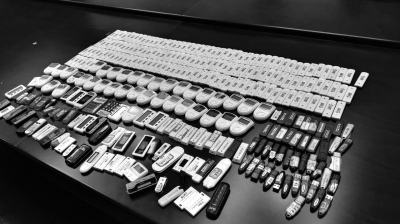 警方在行動(dòng)中繳獲的地下錢莊持有的銀行卡和手機(jī)、U盾等作案工具。