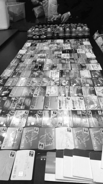 警方在行動(dòng)中繳獲的地下錢莊持有的銀行卡和手機(jī)、U盾等作案工具。