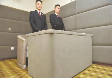 審訊室、居住室內(nèi)的桌椅板凳都進(jìn)行了軟包。