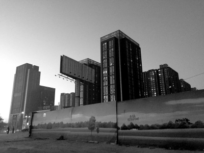 荒地西、南、北三面被2米多高的圍欄圍住。