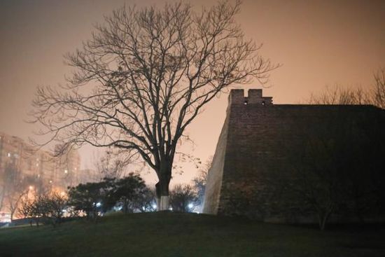 2015年12月20日，北京。霧霾之中，燈光之下的明長(zhǎng)城遺址公園。