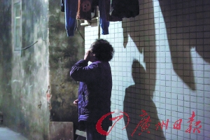 女姐在講述自己老伴幾年前在保姆的“照料”下去世的經(jīng)歷，神色悲傷。廣州日?qǐng)?bào)記者陳憂子 實(shí)習(xí)生郭嘉亮攝