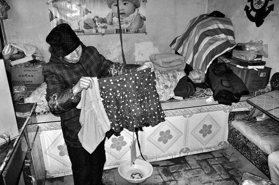 給爺爺?shù)芥?zhèn)上領(lǐng)過(guò)冬的福利，卻領(lǐng)回短裙短褲