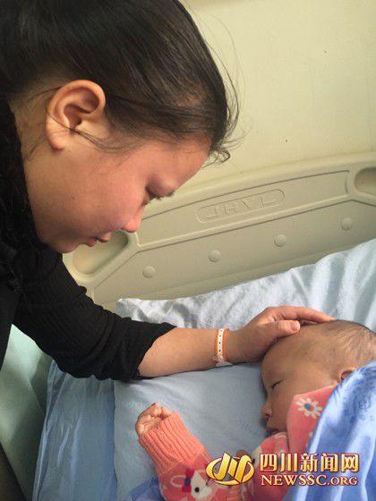 徐女士看著睡著的兒子，心里為手術(shù)費(fèi)發(fā)愁