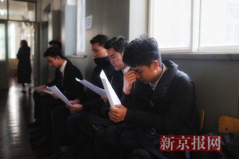 主持系考生正在備考區(qū)等待考試。