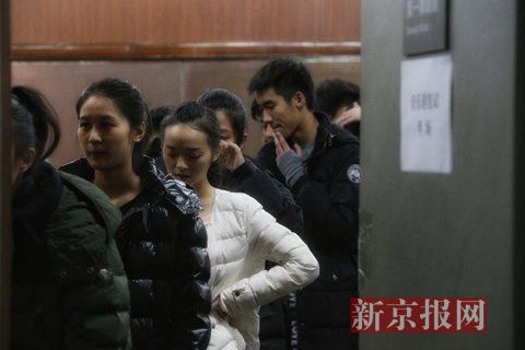 音樂劇系考生在備考區(qū)域等待考試。新京報(bào)記者 周崗峰 攝