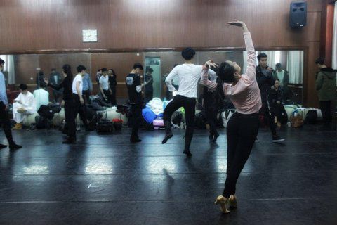 音樂劇系考生在備考區(qū)域等待考試。新京報(bào)記者 周崗峰 攝