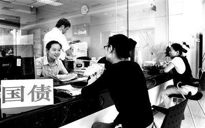 由于網(wǎng)銀和柜臺同時開售，部分銀行網(wǎng)點甚至來不及賣出一筆就發(fā)現(xiàn)額度全部被搶光供圖/視覺中國