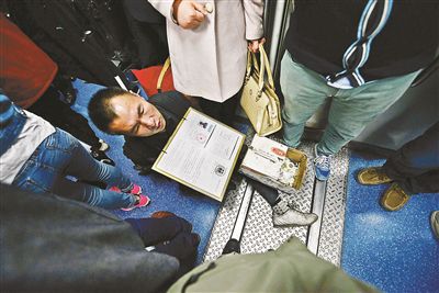 在賣藝時(shí)，李大鵬會(huì)把判決結(jié)果掛在胸前