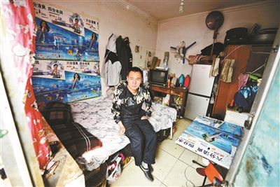 早晨收拾停當(dāng)后，李大鵬準(zhǔn)備前往地鐵賣藝