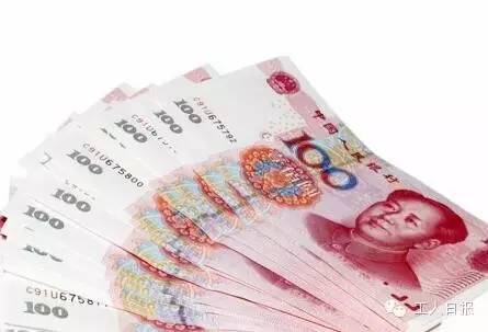 按照4月1日起上海執(zhí)行的月最低工資標(biāo)準(zhǔn)2190元計(jì)算，勞動(dòng)者在5月1日當(dāng)天加班，每天的加班工資至少有302元。如果3天都加班、不調(diào)休，加班工資至少有704元。