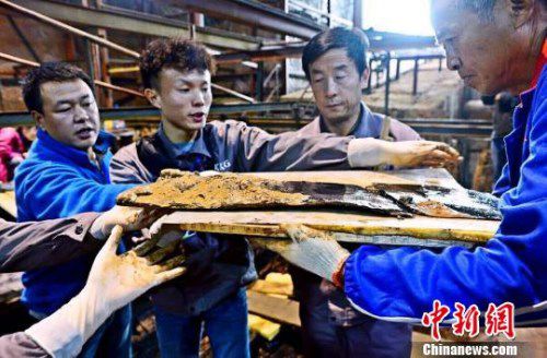 圖為南昌西漢?；韬钅怪鳂∈铱脊虐l(fā)掘現(xiàn)場出土了一組漆器“屏風”。　郭晶 攝