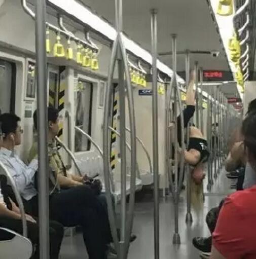 女子在地鐵上跳鋼管舞。