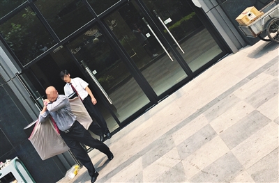 昨日11時許，新華聯(lián)國際公寓門口，一男子將電視等賭具轉(zhuǎn)移，后被警方控制