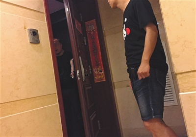 新華聯(lián)國際公寓23層，辦案民警陸續(xù)進(jìn)入涉案房間