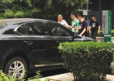 昨日下午，北京警方從新華聯(lián)國際公寓內(nèi)帶出一名男子