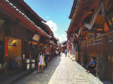 6月3日中午，麗江古城街道上游客稀少。