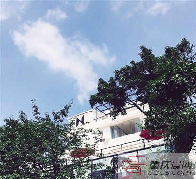 書(shū)店外觀設(shè)計(jì)感十足。