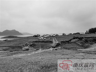 10日，約30輛自駕車被困在長壽湖的這片湖灘上。