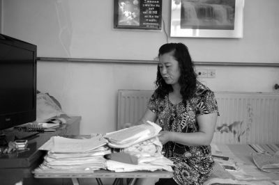 原偉東的姐姐在家整理材料。京華時(shí)報(bào)記者陶冉攝
