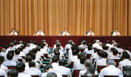 上圖為全省領(lǐng)導(dǎo)干部會議會場。 本報記者李聯(lián)軍攝