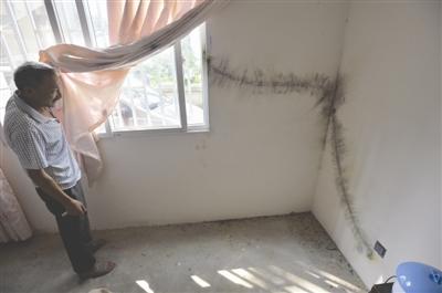 村民家中電視機(jī)的天線被閃電擊中，貼在墻上的線被燒毀