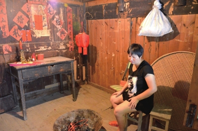 邱巧媚經(jīng)常一個(gè)人坐在屋里發(fā)呆。本版圖片京華時(shí)報(bào)記者 韓林君 攝