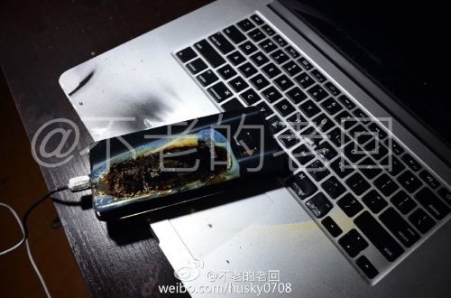 根據(jù)圖片來看，蘋果MacBook Pro筆記本觸控面板左邊部分被熏黑，而且該網(wǎng)友也提供了充電設(shè)備，就是三星Note 7原裝充電器。
