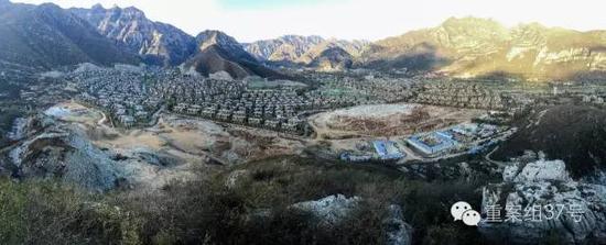 河北淶水“青青小鎮(zhèn)”1-6期全景圖，上百棟別墅組成的別墅群依山而建。部分山體被炸平，準(zhǔn)備建起聯(lián)排雙拼別墅。    新京報(bào)記者 大路 攝