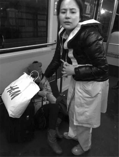 事發(fā)后，一名女乘客（左）受傷。