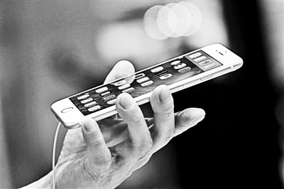 事實(shí)上，很多專業(yè)人士認(rèn)為蘋果回到美國(guó)生產(chǎn)不切實(shí)際的真正原因在于美國(guó)缺乏足夠的產(chǎn)業(yè)工人和配套產(chǎn)業(yè)鏈。一家風(fēng)險(xiǎn)投資公司的合伙人就表示：“目前美國(guó)在消費(fèi)電子產(chǎn)品領(lǐng)域已經(jīng)不具備供應(yīng)鏈。這種供應(yīng)鏈不僅僅指的是原材料和核心部件，而且還包括具有一定能力的熟練技術(shù)工人?！? complete=