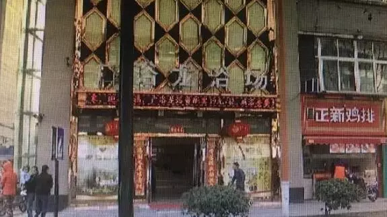 張阿姨說，附近柜臺一名工作人員，說什么也不讓她在這塊走廊哄孫女，幾句不和，雙方吵了起來。