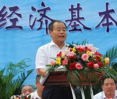 信發(fā)集團(tuán)發(fā)展成為一家集發(fā)電、供熱、氧化鋁、電解鋁、碳素、燒堿、聚氯乙烯、電石、鋁深加工等產(chǎn)業(yè)于一體的現(xiàn)代化大型企業(yè)集團(tuán)，位于山東聊城茌平縣。2016年10月，信發(fā)集團(tuán)董事局主席張學(xué)信在接受山東商報(bào)采訪時(shí)表示，44年企業(yè)沒有一名員工離職。