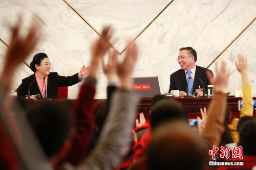 資料圖：2016年3月2日，全國政協(xié)十二屆四次會議新聞發(fā)布會在北京人民大會堂舉行，大會新聞發(fā)言人王國慶(右)回答中外記者提問。中新社記者 盛佳鵬 攝