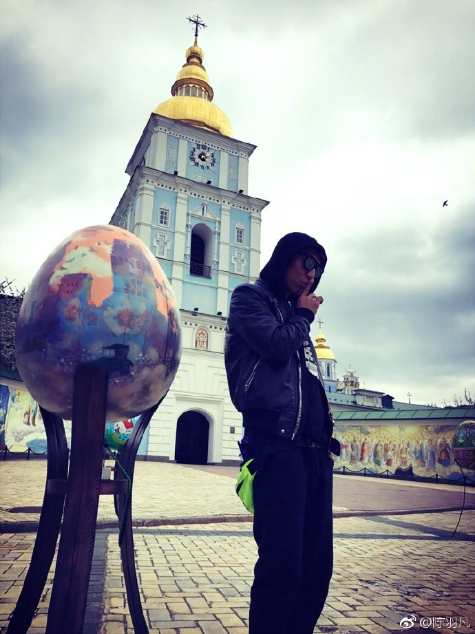 陳羽凡微博曬照，照片中做出閉嘴的手勢