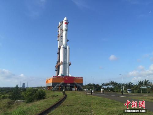 4月17日7時30分，承載著長征七號遙二運載火箭與天舟一號貨運飛船組合體的活動發(fā)射平臺，垂直轉(zhuǎn)運至發(fā)射區(qū)，標志著“天舟一號”飛行任務正式進入發(fā)射階段。閆寧 攝